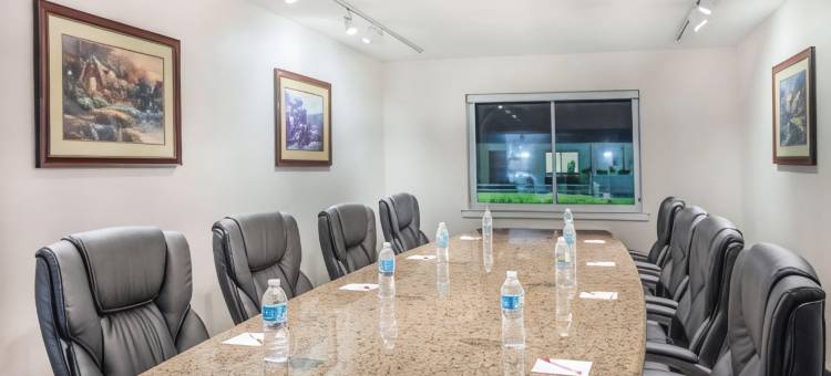 土斯卡鲁沙华美达酒店(Ramada by Wyndham Tuscaloosa)图片