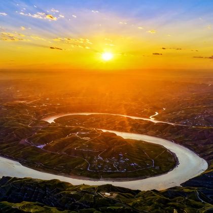 甘泉甘泉大峡谷+靖边陕西波浪谷景区+宜川陕西黄河壶口瀑布+延川黄河乾坤湾景区+延安枣园革命旧址+宝塔山4日3晚跟团游