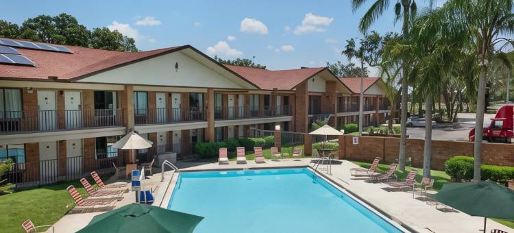 庙台-坦帕北华美达酒店(Ramada by Wyndham Temple Terrace/Tampa North)图片