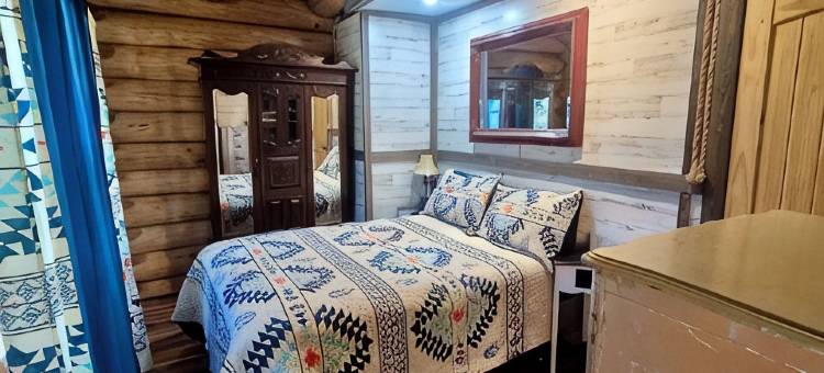 白野牛山庄瀑布景观木屋;亲子友好，配有通往湖泊的通道(Waterfall View Cabin at White Buffalo Lodge;Family-friendly with lake access)图片