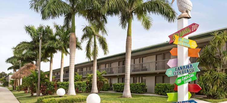 萨拉索塔海滨温德姆华美达酒店(Ramada by Wyndham Sarasota Waterfront)图片