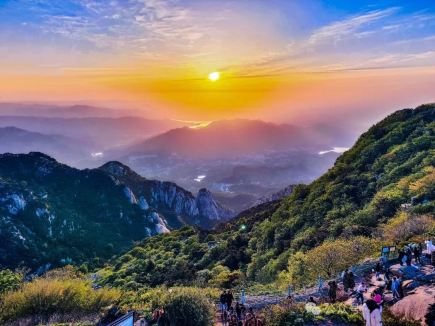泰山雲霧主峰，動態水墨畫卷奇觀