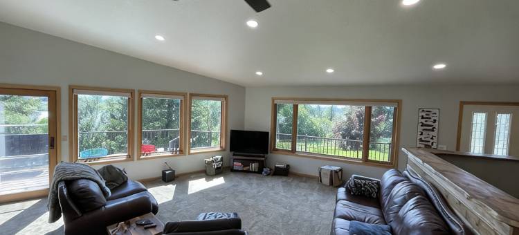 Family friendly home on Flathead River with amazing views, dock and toys galore图片