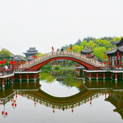 义乌+横店影视城秦王宫园区+横店影视城梦幻谷园区+横店影视城清明上河图园区+异国风情街+德胜岩+桃花坞5日4晚私家团