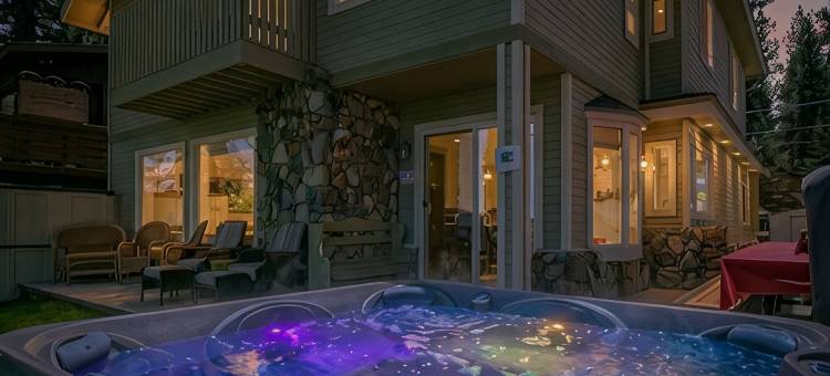 塔霍城海滨6卧室度假屋 — 私人热水浴缸、皮划艇和壮丽湖景(Beachfront 6Br Tahoe Retreat — Private Hot Tub, Kayaks & Stunning Lake Views)图片