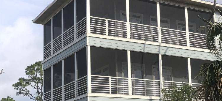 距海滩75码温馨奢华度假屋，绝佳景观，泳池&纱网门廊(Lovely luxury home 75yds to beach, wonderful views, pool & screened porches.)图片