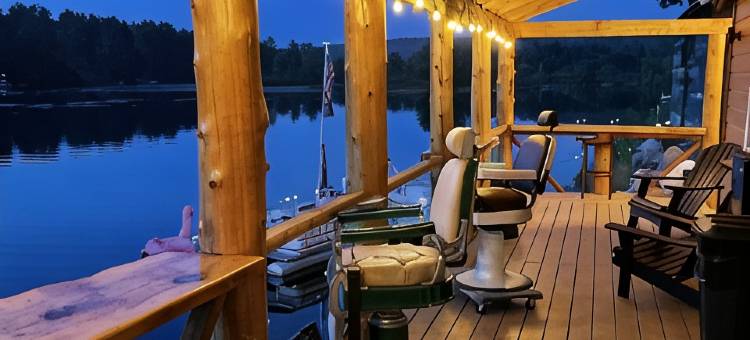 阿迪朗达克阿冈昆湖畔全年适住度假屋，配有全新热水浴缸(Adirondack lakeside 4 season home on Lake Algonquin with new hot tub)图片