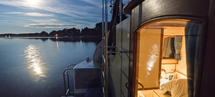 尼德维勒港的公寓和船只，由库恩勒旅游公司提供(Houseboats at Niderviller Marina by Kuhnle-Tours)图片