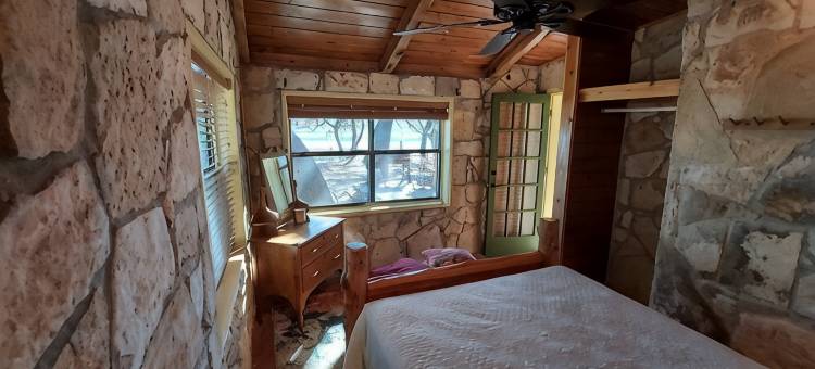 特拉维斯湖北岸温馨私密石屋(Cozy, private waterfront stone cabin on the north shore of Lake Travis)图片