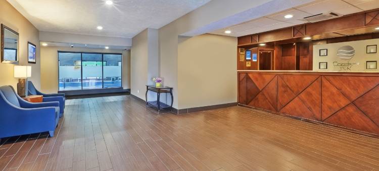 白厅舒适酒店 - 近密歇根冒险乐园(Comfort Inn Whitehall Near Michigan's Adventure)图片