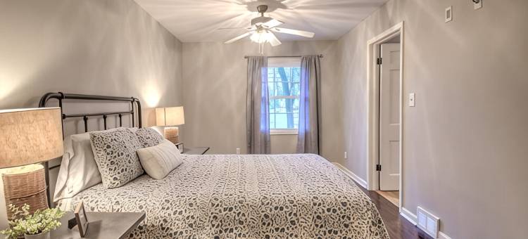 位置优越，靠近密歇根州立大学！迷人三卧2.5卫浴度假屋(Great location to MSU! Charming 3 bedroom, 2.5 bathroom house.)图片