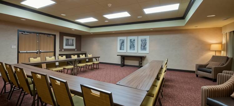 舒适套房酒店(Russell Inn & Suites)图片