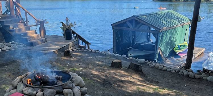 阿迪朗达克山脉温馨,僻静滨水山林小屋. 宠物友好(Cozy,secluded waterfront lodge nestled in the Adirondack Mountains. Pet friendly)图片