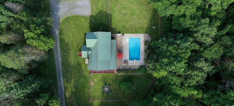 索尔兹伯里一角木屋，配有泳池和热水浴缸，占地10英亩(A Slice of Salisbury, Pool,Hot Tub, 10 acres)图片