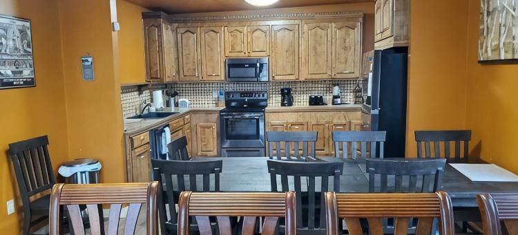温泉城中心全新更低房价！超赞8卧室3层度假屋，无管理费！！(New Lower Rates! Amazing 8 Bedroom 3 Story Downtown Hot Springs! No Admin Fee!!)图片