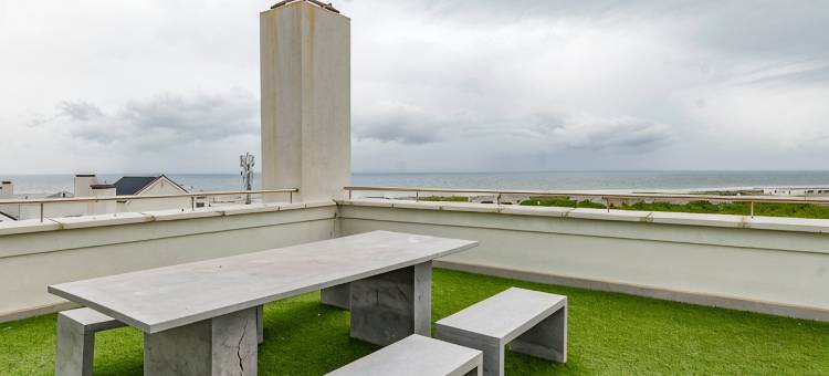 Big Bay Bliss, ocean and mountain views.图片