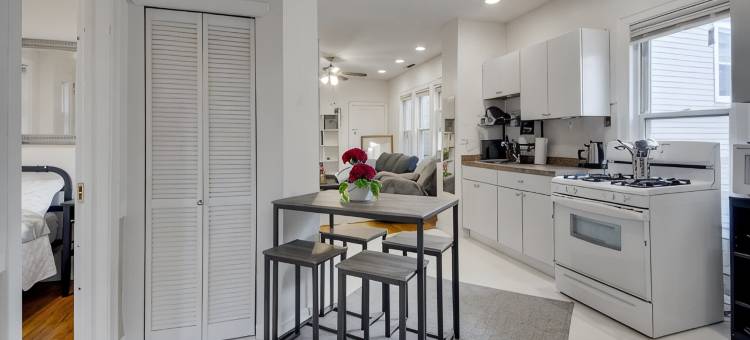 Walkable Chicago Retreat : Cozy 2Br w/ Porch : Near Transit, Dining & Stadiums图片