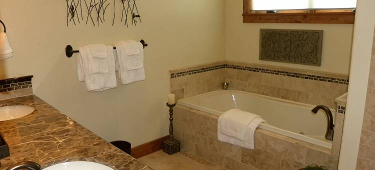 度假屋，超大5卧、可携带犬只、热水浴缸、全新后院露台(Huge 5 Bd Dog Friendly, Hot Tub, New Back Deck!)图片