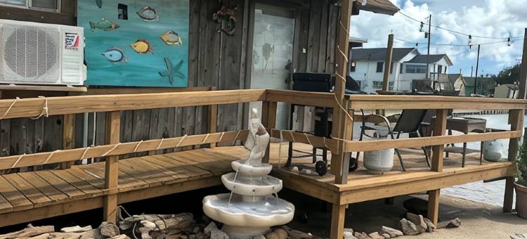 通往圣伯纳德河的运河畔质朴岛上钓鱼木屋(Rustic Island fishing cabin on canal to San Bernard River.)图片
