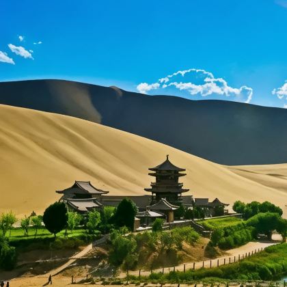 茶卡盐湖+莫高窟+鸣沙山月牙泉+武威鸠摩罗什寺+张掖七彩丹霞旅游景区+乌素特水上雅丹地质公园+大柴旦翡翠湖旅游景区8日7晚跟团游