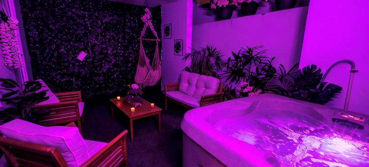Spacious Retreat with Private Jacuzzi and Tropical Patio图片