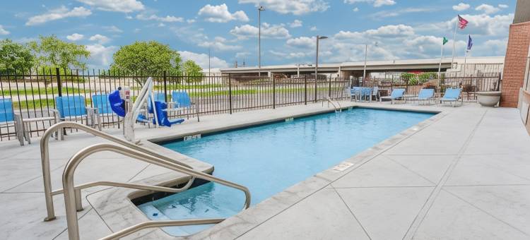 威奇托机场拉昆塔温德姆套房酒店(La Quinta Inn & Suites by Wyndham Wichita Airport)图片