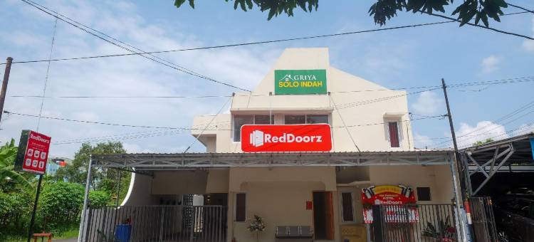 贾加尔索罗红多兹普拉斯酒店(RedDoorz Plus Near RS Jih Solo)图片