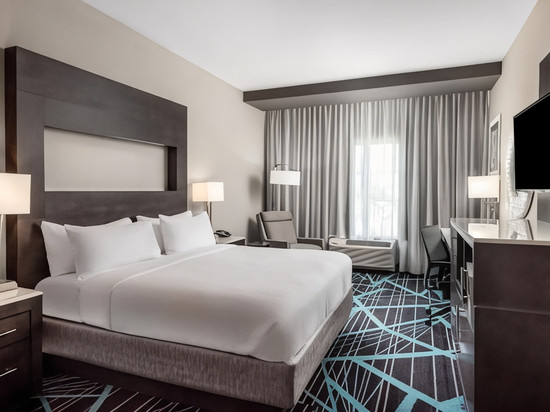 夏洛特机场智选假日套房酒店