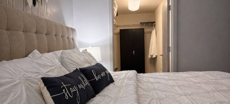 温馨度假公寓，设有屋顶泳池、停车设施，宽敞舒适(Cozy Retreat with Rooftop Pool, Parking, and Spacious Comfort)图片
