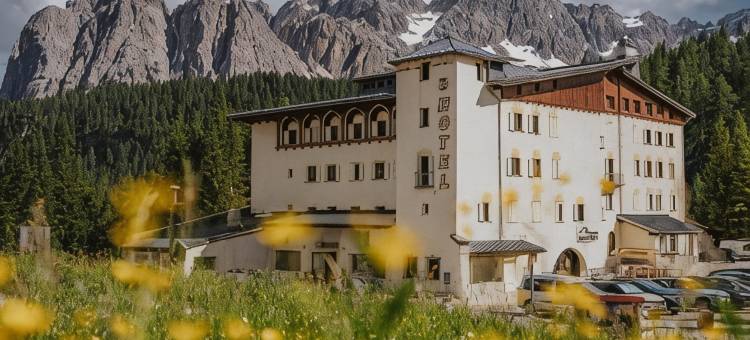 B&B酒店帕索特雷克罗奇科尔蒂纳(B&B Hotel Passo Tre Croci Cortina)图片