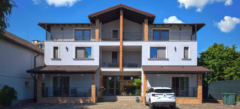 First Apartments图片