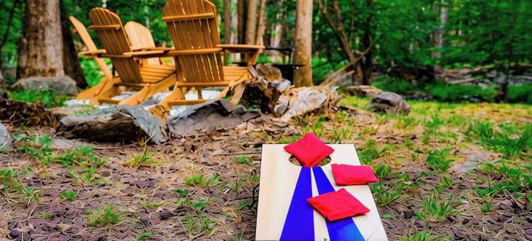 波科诺家庭度假木屋 • 溪流 • 泳池 • 户外火炉 • 空调 • WiFi(Family Pocono Retreat • Stream • Pool • Firepit • AC • WiFi)图片