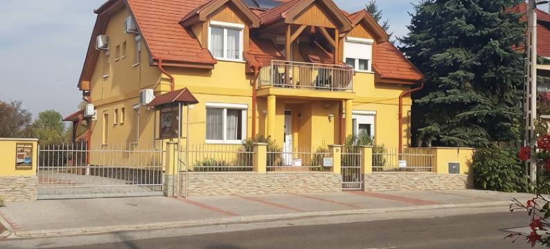 Golyafeszek Vendeghaz图片