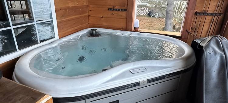 阿迪朗达克阿冈昆湖畔全年适住度假屋，配有全新热水浴缸(Adirondack lakeside 4 season home on Lake Algonquin with new hot tub)图片