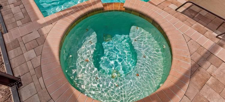 535 -Stunning 4 Bed, Lake View Home, South Facing Pool & Spa图片