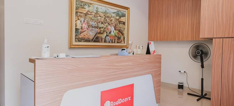 红多兹普拉斯酒店-近苏加诺哈达机场皇冠公园(RedDoorz Plus Near Soekarno Hatta Airport Taman Mahkota)图片