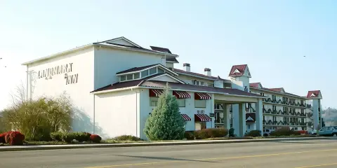 河畔地標旅館