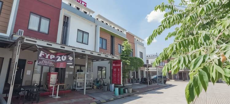 红多兹酒店-加鲁马斯(RedDoorz @ Galuh Mas)图片