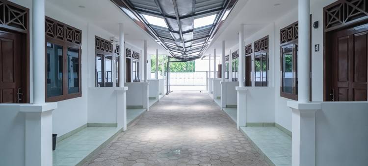 红多兹酒店-近西塞里环岛(RedDoorz Near Bundaran Ciceri)图片