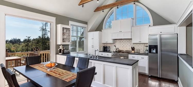 Chef's Kitchen, Salish Sea View, EV Charger: This is The Cottage on Cedar Street图片