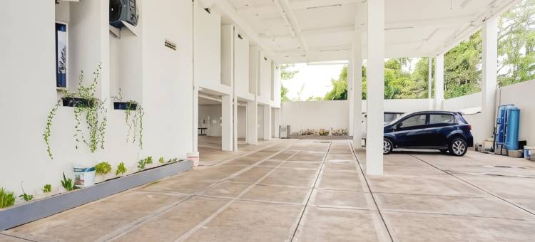 LG Hotel Jember by Callirooms图片