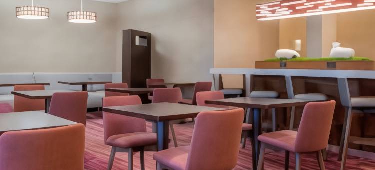 罗利瑰珀翠谷万怡酒店(Courtyard Raleigh Crabtree Valley)图片