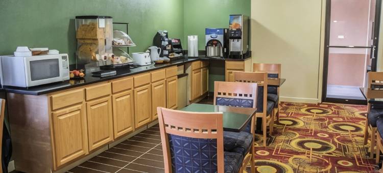 普利茅斯 64 号高速公路罗德威套房酒店(Rodeway Inn & Suites Plymouth Hwy 64)图片