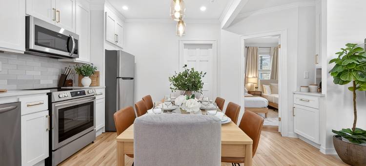 Downtown火车站附近开放式四卧室可住14人度假屋(含停车位)(Open 4Br Near Downtown Boston Backyard, Fire Pit, Grills & Walk to Train)图片