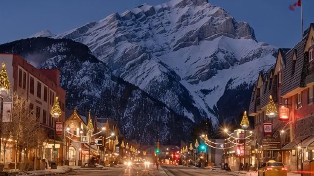 4-Day Banff and Columbia Glacier Tour from Vancouver · Okanagan Lake, Yoho National Park, Peyto Lake, Moraine Lake | One Night Stay at Fairmont Chateau Lake Louise