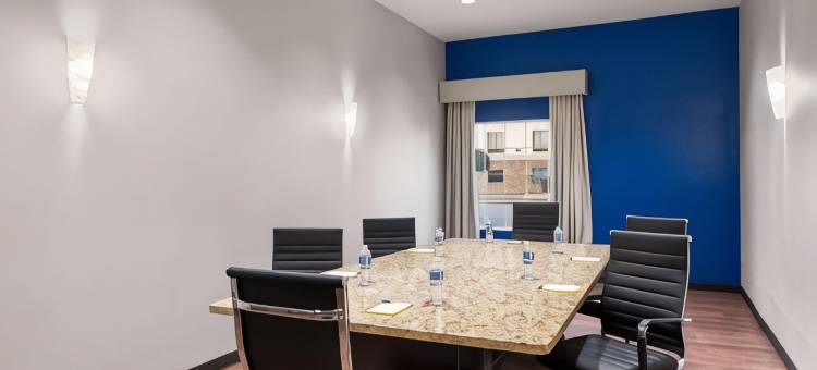 登顿大学路拉昆塔温德姆套房酒店(La Quinta Inn & Suites by Wyndham Denton - University Drive)图片