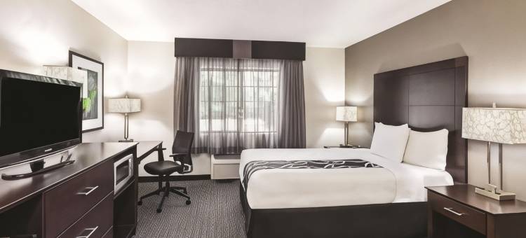 密尔沃基德拉菲尔德拉昆塔温德姆套房酒店(La Quinta Inn & Suites by Wyndham Milwaukee Delafield)图片