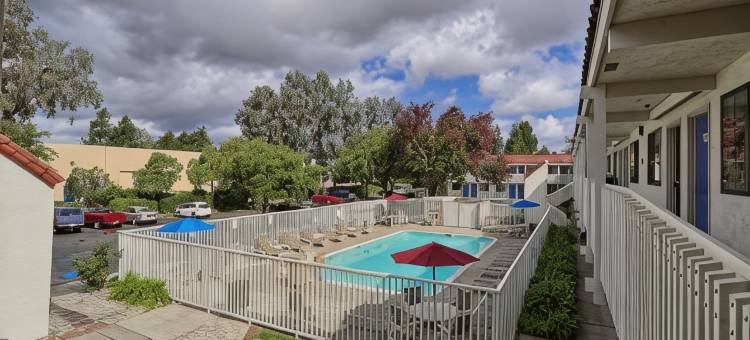 温德姆速8酒店佩塔卢马(Super 8 by Wyndham Petaluma)图片