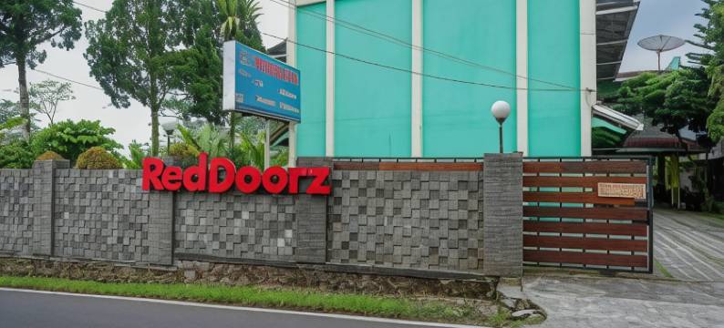 红多兹酒店-近洛卡维萨塔巴图拉登(RedDoorz Near Lokawisata Baturaden)图片