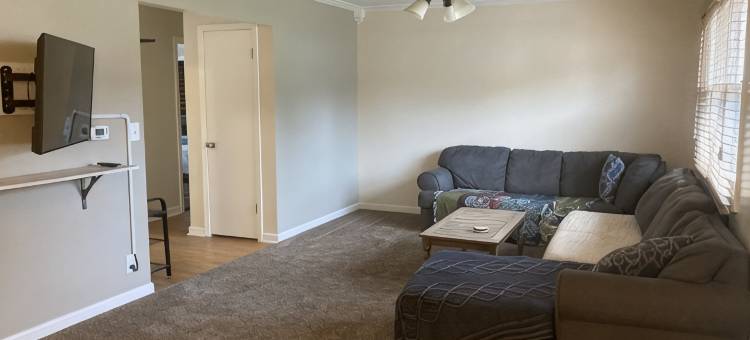 安静社区内新近翻修的三卧室两浴室双拼住宅一侧度假屋.(3 bedroom, 2 bath in a quiet neighborhood. Newly remodeled side of a duplex.)图片